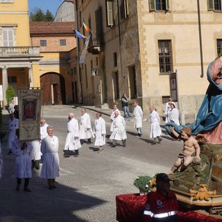 Bra ha riabbracciato la processione dei Battuti Bianchi con il Cristo Risorto (Foto)