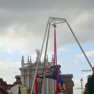 La magia dell’antica e sempre suggestiva arte circense in pieno centro storico di Bra