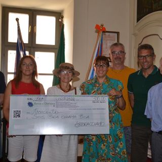 La consegna dei due assegni da parte dell’associazione AbBRAcciAMO