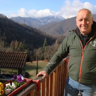Daniele Carletto sul balcone dell antica cascina ristrutturata a Tetto Baricca
