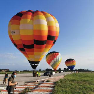 Metti un sabato in... mongolfiera: 7 regine dell'aria in volo da Levaldigi a Mondovì (FOTO)