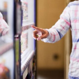 Dei distributori automatici non si butta nulla: anche le "macchinette" aiutano il Banco Alimentare