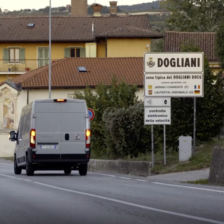 Il milanese imbruttito dà lezioni di marketing al “Giargiana” di Dogliani, girata nelle Langhe la nuova puntata della celebre pagina social (VIDEO)