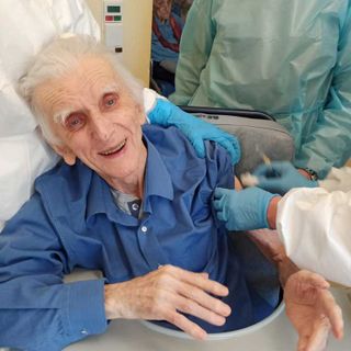 La vaccinazione di nonno Franco