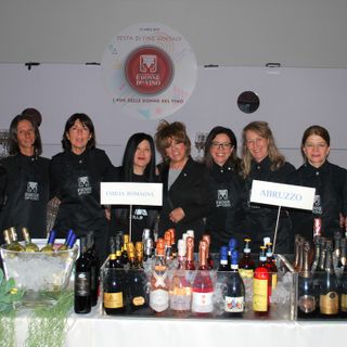 Nella foto sovrastante sono rappresentate le "Donne del Vino"