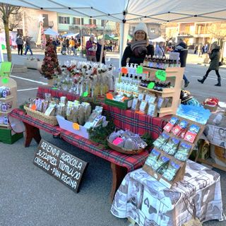 Elisa Tarasco con i prodotti biologici di essenza Monviso