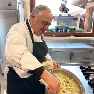 In immagine sorridente di Enrico Bertolini, impegnato nella cucina del ristorante di famiglia a Barolo (Fb)