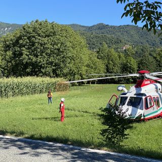 L'elicosoccorso atterrato a Paesana e il luogo dove l'escursionista è stato colto da malore