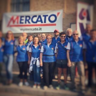 Elvira Alberelli, al centro nella foto, nel gruppo di volontari dell'Avis braidese