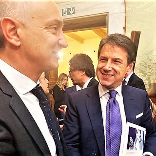 La stretta di mano tra il presidente Enrico Allasia e il premier Giuseppe Conte