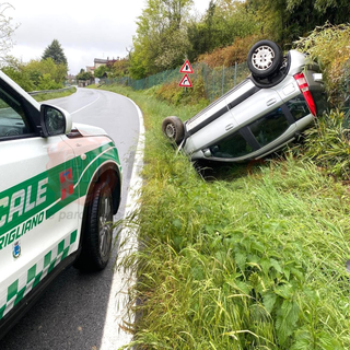 Auto si rovescia a Farigliano, illeso conducente 94enne [FOTO]