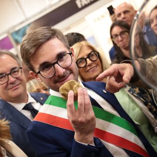Il primo cittadino Alberto Gatto all'inaugurazione della Fiera Internazionale del Tartufo Bianco d'Alba 2024