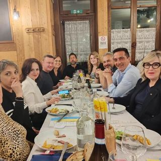 Due momenti dell'appuntamento di Entracque. Al tavolo terza da sinistra Federica Barbero, responsabile regionale del Dipartimento di Valorizzazione del territorio di Fratelli d’Italia. Prima da destra l'onorevole Monica Ciaburro