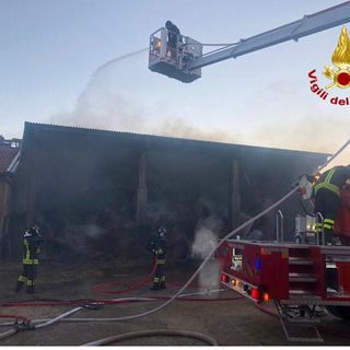 Cuneo, a fuoco un fienile con 300 balle di fieno in frazione Bombonina