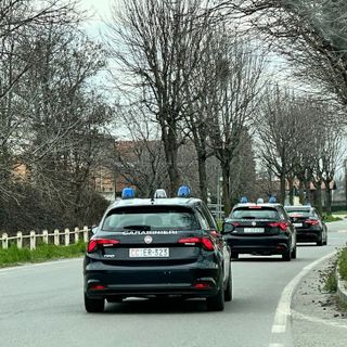 Rapinarono e minacciarono due ragazzi all'uscita della discoteca a Fossano: in tre finiscono ai domiciliari