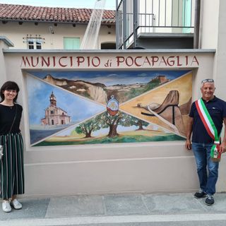Francesca Semeraro con il sindaco di Pocapaglia davanti al nuovo murale