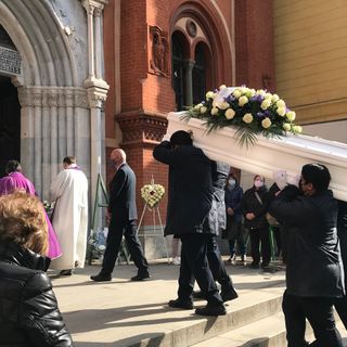 “Sabato ci siamo sentiti mancare la terra da sotto i piedi”: commozione a Dronero per l’ultimo saluto a Federico, morto a 16 anni