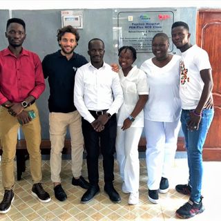 Giacomo Marro con lo staff al lavoro nella clinica PEN-Plus di Pujehun, in Sierra Leone