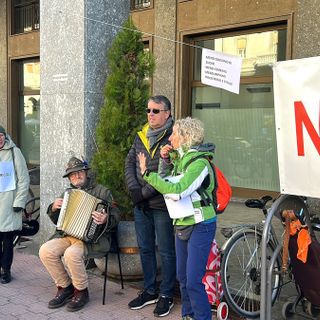 I manifestanti di fronte al Palazzo della Provincia