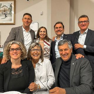 Federico Gregorio, ex consigliere regionale e attuale segretario cittadino della Lega a Bra, secondo da destra in piedi, al fianco di Massimo Somaglia, Gianna Gancia e Paolo Demarchi. Seduti in prima fila, da sinistra, Giuliana Mossino, consigliere comunale eletta, Marina Panero e l'ex assessore regionale Luigi Icardi, rieletto con la Lega a Palazzo Lascaris