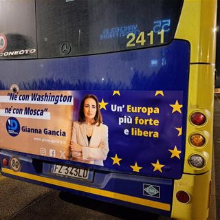 "Né con Washington né con Mosca": genera dibattito la campagna di comunicazione sugli autobus torinesi di Gianna Gancia
