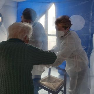 Guarene, "un abbraccio fa primavera” per i familiari e gli ospiti della casa di riposo