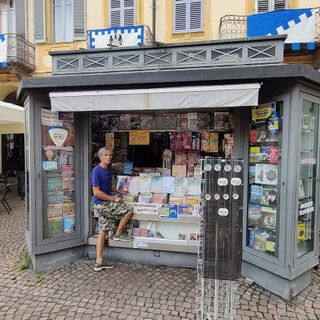 Gianni Rosso davanti alla sua edicola