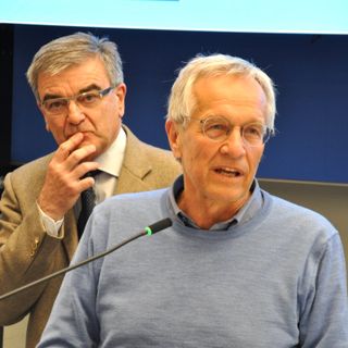 Il dottor Giusto Viglino, premiato dalla Fondazione Ospedale per gli oltre 40 anni di servizio nella sanità albese. Alla sue spalle il collega Giuseppe Fasolis, primario di Urologia, anche lui in pensione