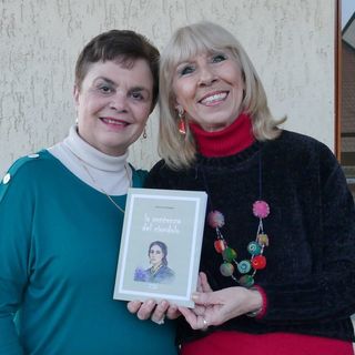 Giovanna Santagati (a destra nella foto) e Pinuccia Sardo presentano il libro “La sentenza del ciondolo”