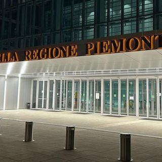 Il Grattacielo della Regione illuminato di arancione contro la violenza sulle donne