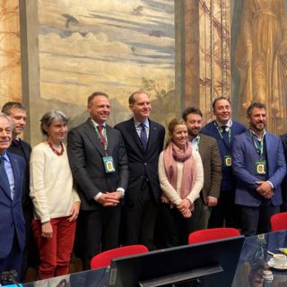 Christian Foti de “La fattoria di Bubi e Mimi” riceve il riconoscimento dalle mani di Angelo Sartori, presidente di Senior L’Età della Saggezza Onlus