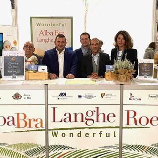 Nelle foto di gruppo Battista Marolo, presidente dell’Associazione Tartufai delle Rocche del Roero, il presidente di Wonderful Mario Fugaro, Enzo Basso di Ascom Bra, Marco Scuderi dell’Associazione Commercianti Albesi e Tiziana Raspo di Ascom Bra, Edoardo Accossato e Jim Alizoti dell’Associazione Commercianti Albesi