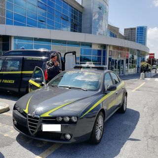 I controlli della Finanza all'aeroporto di Levaldigi