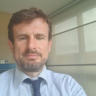 Un mezzo di trasporto percorre la strada di un colle di montagna