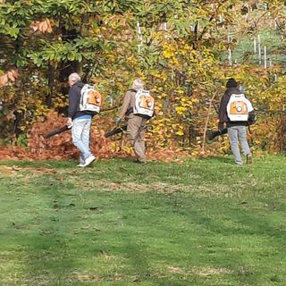 Mantengono pulito il sacro Monte dei Piloni insieme ad altre associazioni di Montà