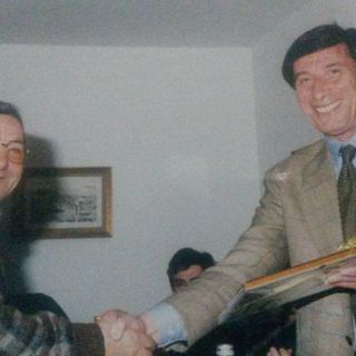 Carlo Aria, a sinistra, premiato da Francesco Taricco in un'immagine di qualche anno fa