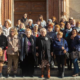 Il gruppo di Donne per la Granda in posa sul sagrato della cattedrale di Saluzzo (foto di Maurizio Mangino)
