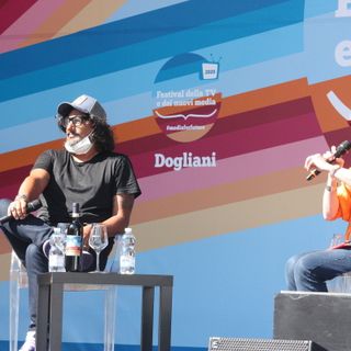 Alessandro Borghese con Alessandra Comazzi sul palco del Festival della Tv di Dogliani