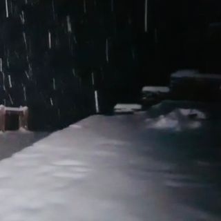 Ecco come si presenta il rifugio Quintino Sella stamattina, imbiancato dalla nevicata. Nelle altre foto la nevicata in corso e le immagini di stamane in alta Valle Stura