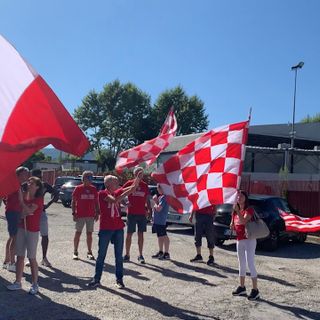 I tifosi hanno accolto le ragazze cuneesi con cori, bandiere e striscioni di benvenuto