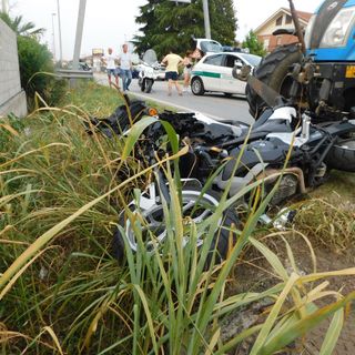 La moto coinvolta nell'incidente con il trattore