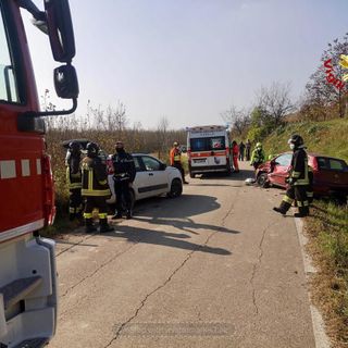 Alba, due feriti nello scontro tra due auto a Scaparoni