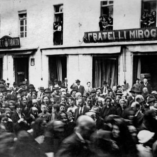 Il negozio di tessuti Miroglio di piazza Risorgimento ad Alba (archivio Buccolo)