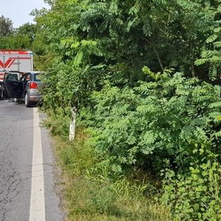 Incidente sulla Fondovalle a Carrù, auto in fiamme: un deceduto e due feriti
