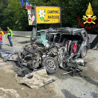 Sampeyre, si scontra con un furgone e finisce fuori strada: 23enne grave in ospedale