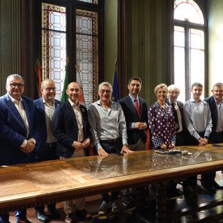 Foto di gruppo in Sala Consiglio per amministrazione comunale e ospiti