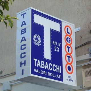 "Essenziali e costretti a stare aperti in lock down. Ora ci chiedono di controllare il green pass": tabaccai in rivolta anche in Granda