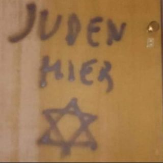 Gesto antisemita a Mondovì: stella di David e scritta "Juden Hier" sulla porta di casa del figlio di Lidia Rolfi