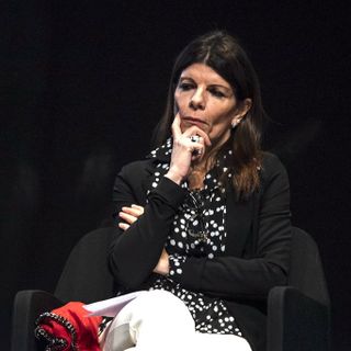 La dottoressa Laura Deodato, nuovo "aggiunto" presso la Procura della Repubblica di Asti al fianco del procuratore capo Biagio Mazzeo, nel corso di un incontro con le scuole sulla violenza di genere al Teatro Sociale di Alba (foto Barbara Guazzone)
