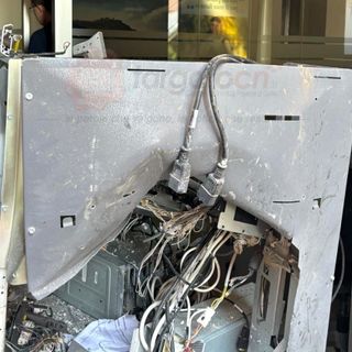 Il Bancomat esploso e i danni alla filiale Banca d'Alba di La Morra Il Bancomat esploso e i danni alla filiale Banca d'Alba di La Morra